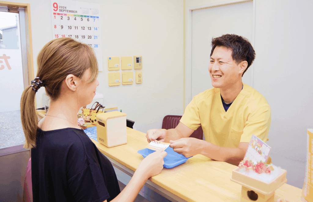 受付で患者さまをご案内するスタッフ