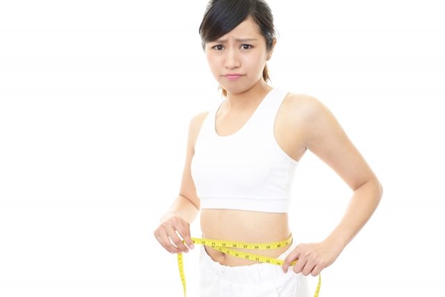 ウエストを測る女性のイメージ