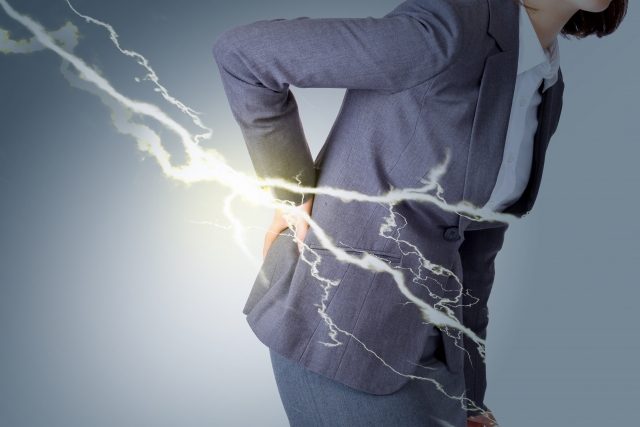 急な腰の痛みに襲われた人のイメージ