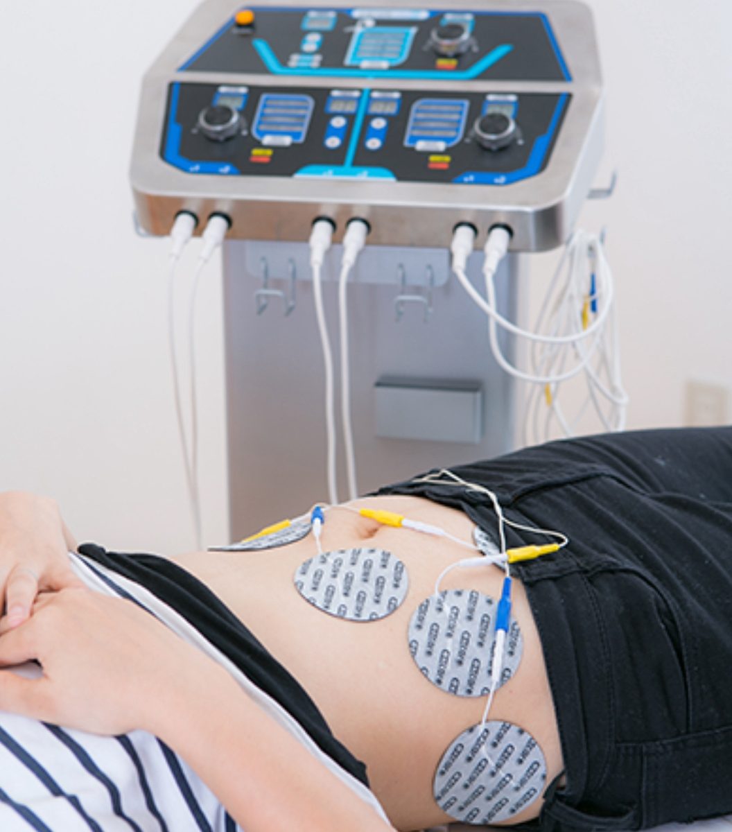 楽トレ(EMS)でお腹まわりの筋肉にアプローチする施術風景
